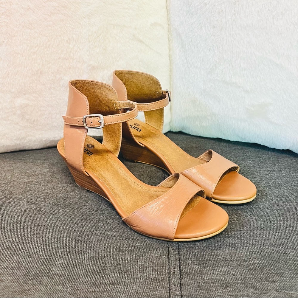 Susina Leather Wedge Sandals Camel Brown Size 5.5